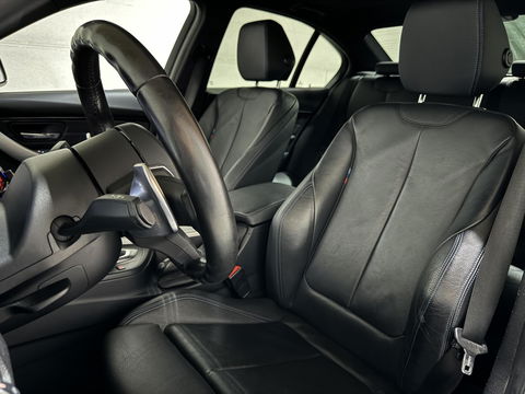 BMW 3 Serie 320i M-Sport Pano Leer HUD CarPlay Camera Trekh. NAP