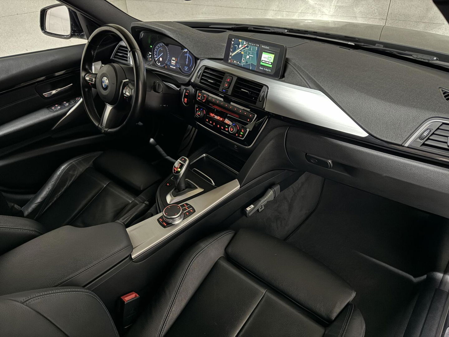 BMW 3 Serie 320i M-Sport Pano Leer HUD CarPlay Camera Trekh. NAP