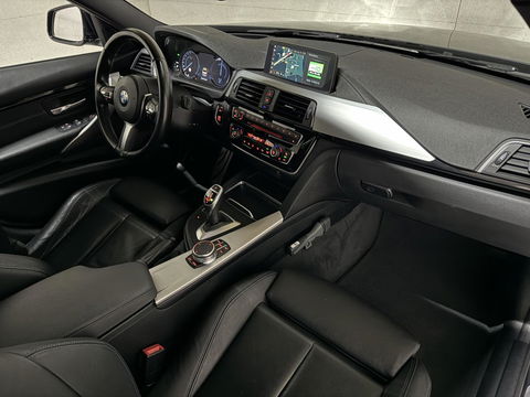 BMW 3 Serie 320i M-Sport Pano Leer HUD CarPlay Camera Trekh. NAP
