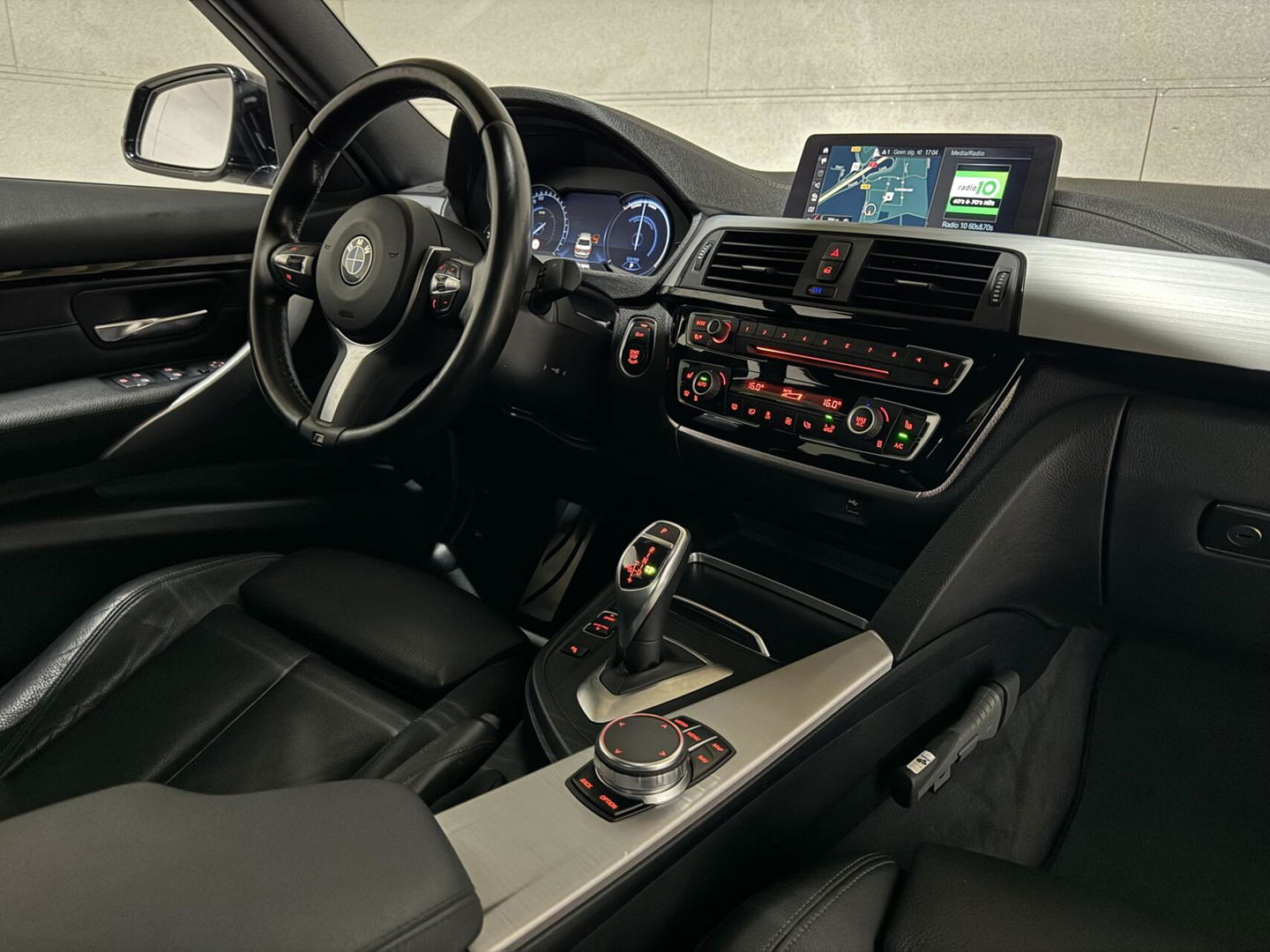 BMW 3 Serie 320i M-Sport Pano Leer HUD CarPlay Camera Trekh. NAP