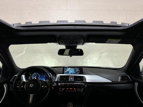BMW 3 Serie 320i M-Sport Pano Leer HUD CarPlay Camera Trekh. NAP