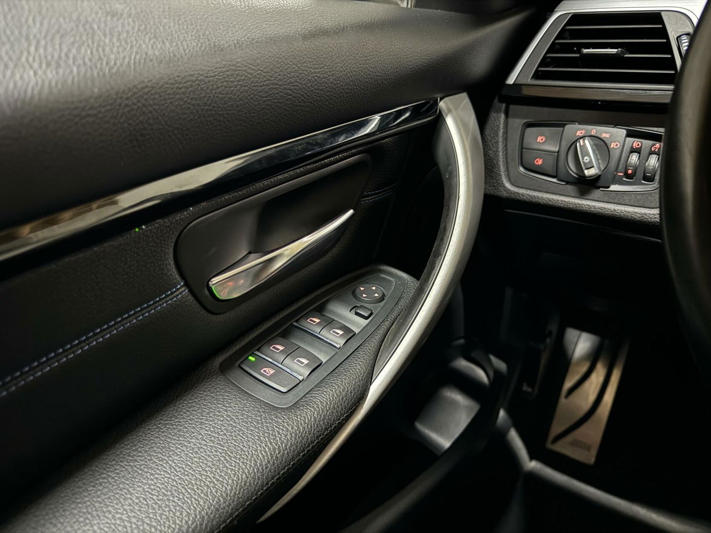 BMW 3 Serie 320i M-Sport Pano Leer HUD CarPlay Camera Trekh. NAP