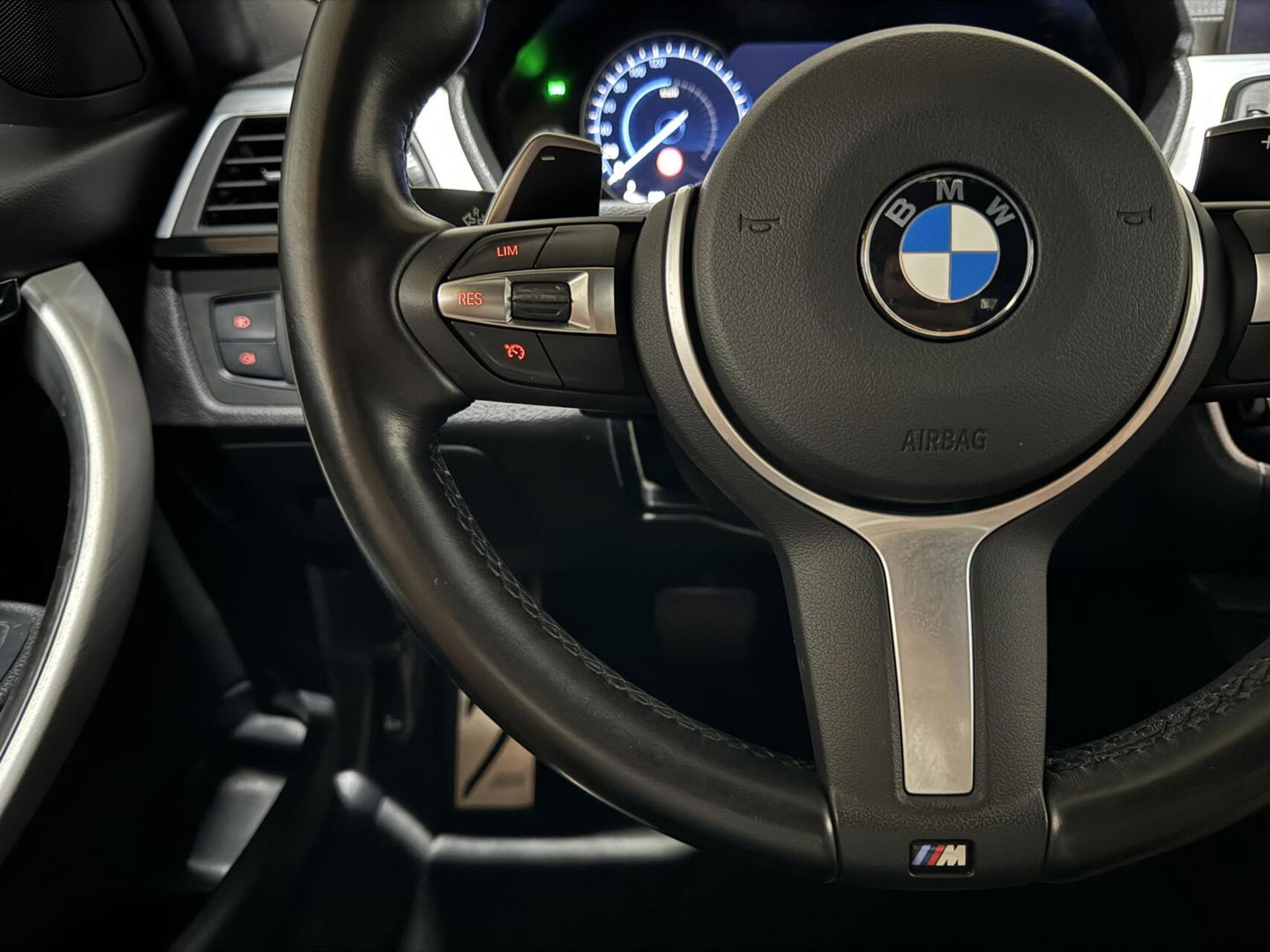 BMW 3 Serie 320i M-Sport Pano Leer HUD CarPlay Camera Trekh. NAP