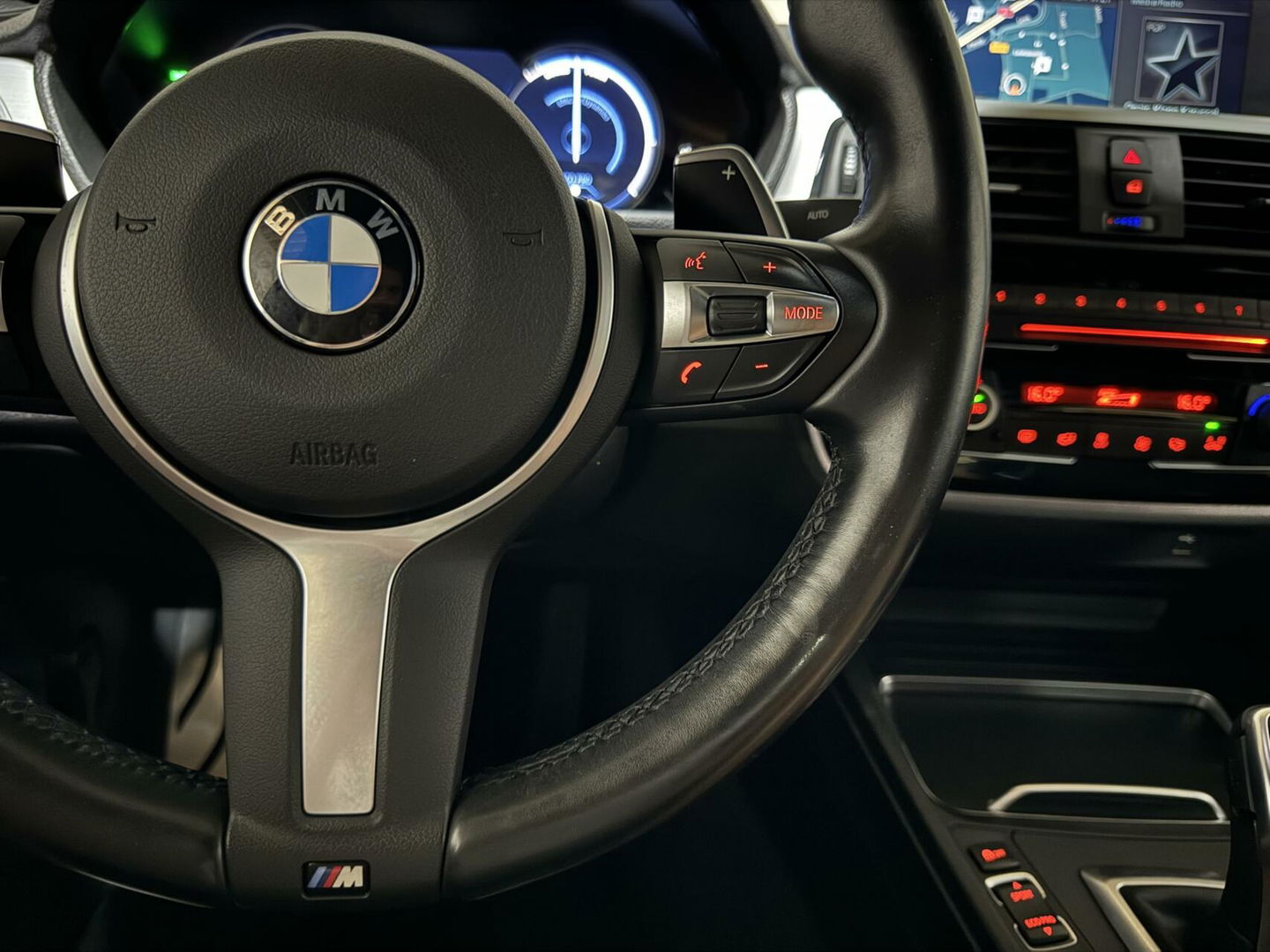 BMW 3 Serie 320i M-Sport Pano Leer HUD CarPlay Camera Trekh. NAP