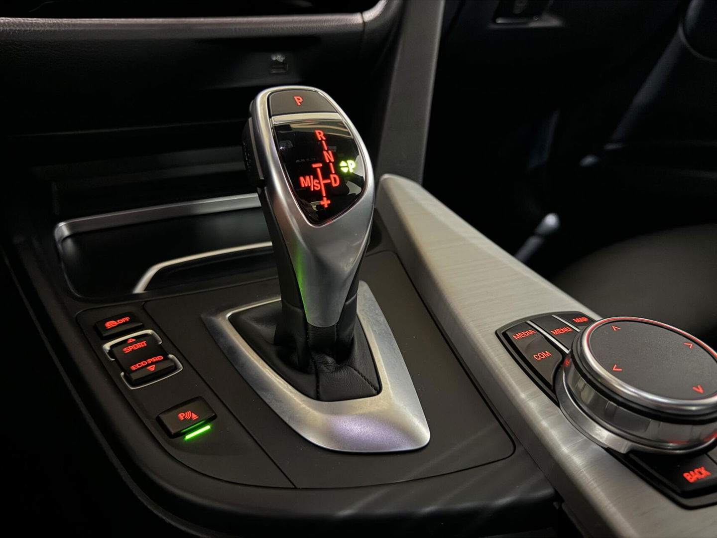 BMW 3 Serie 320i M-Sport Pano Leer HUD CarPlay Camera Trekh. NAP