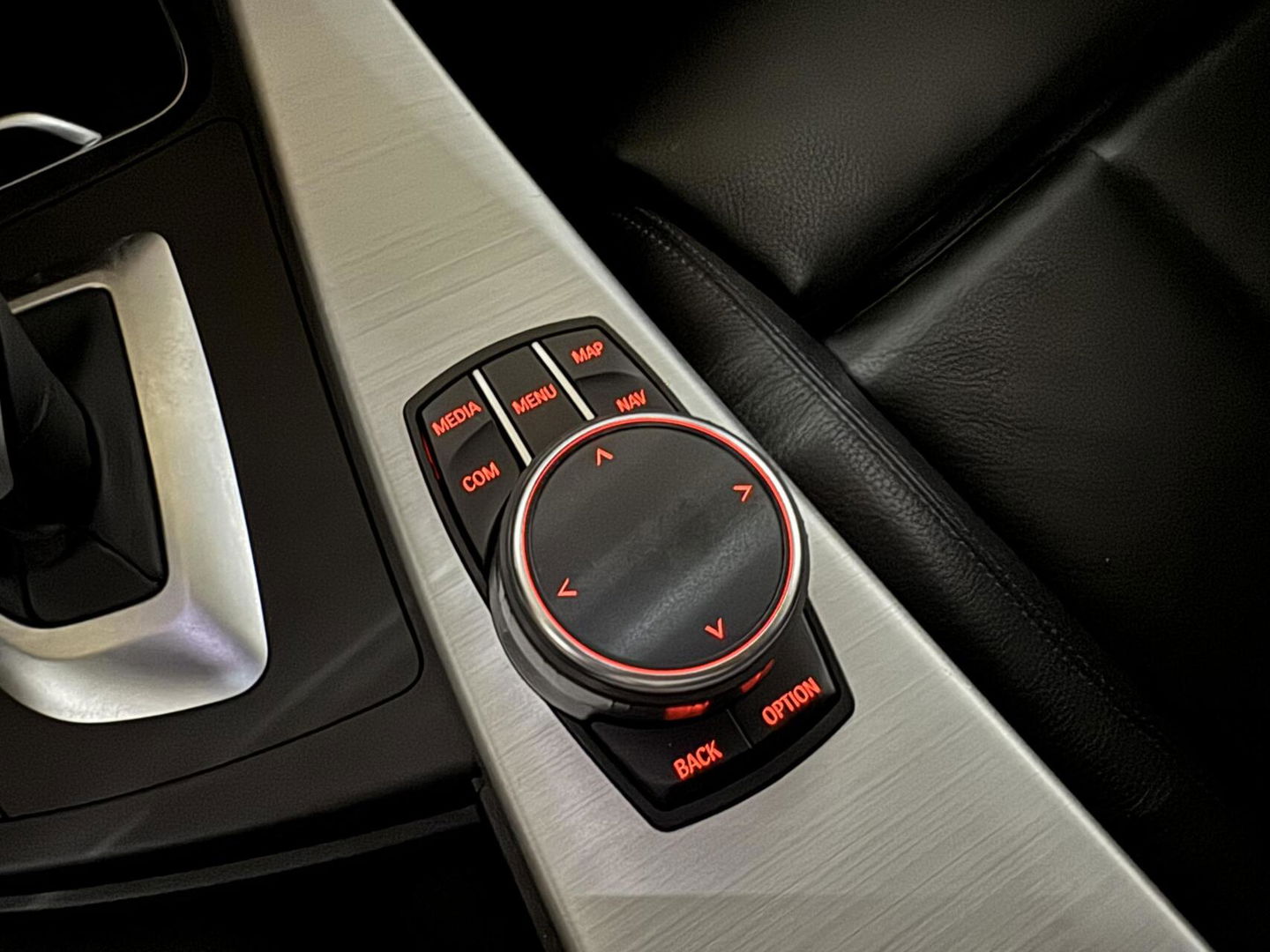 BMW 3 Serie 320i M-Sport Pano Leer HUD CarPlay Camera Trekh. NAP