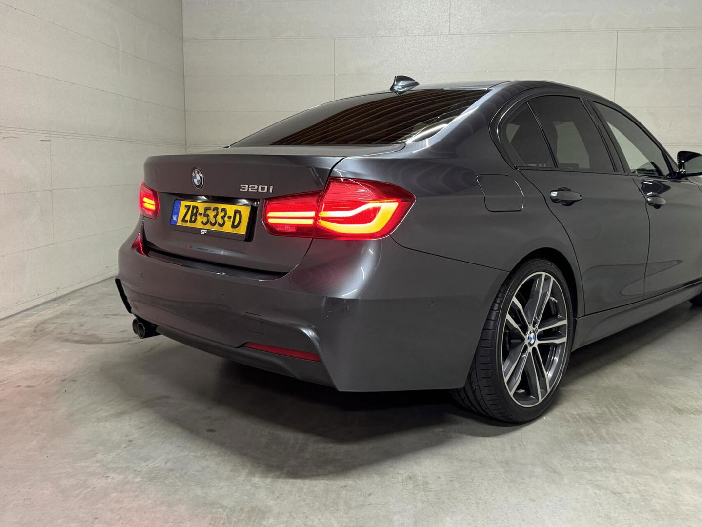 BMW 3 Serie 320i M-Sport Pano Leer HUD CarPlay Camera Trekh. NAP