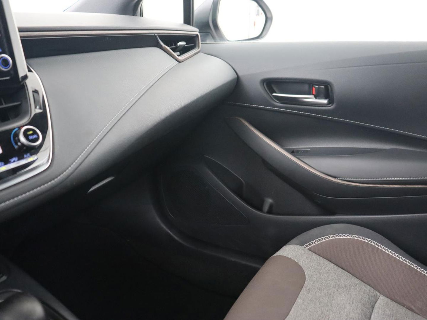 Toyota Corolla 1.8 Hybrid Trek | Stoelverwarming | Adaptive cruise | Carplay | Camera | Keyless | Full LED | Navigatie | Climate control