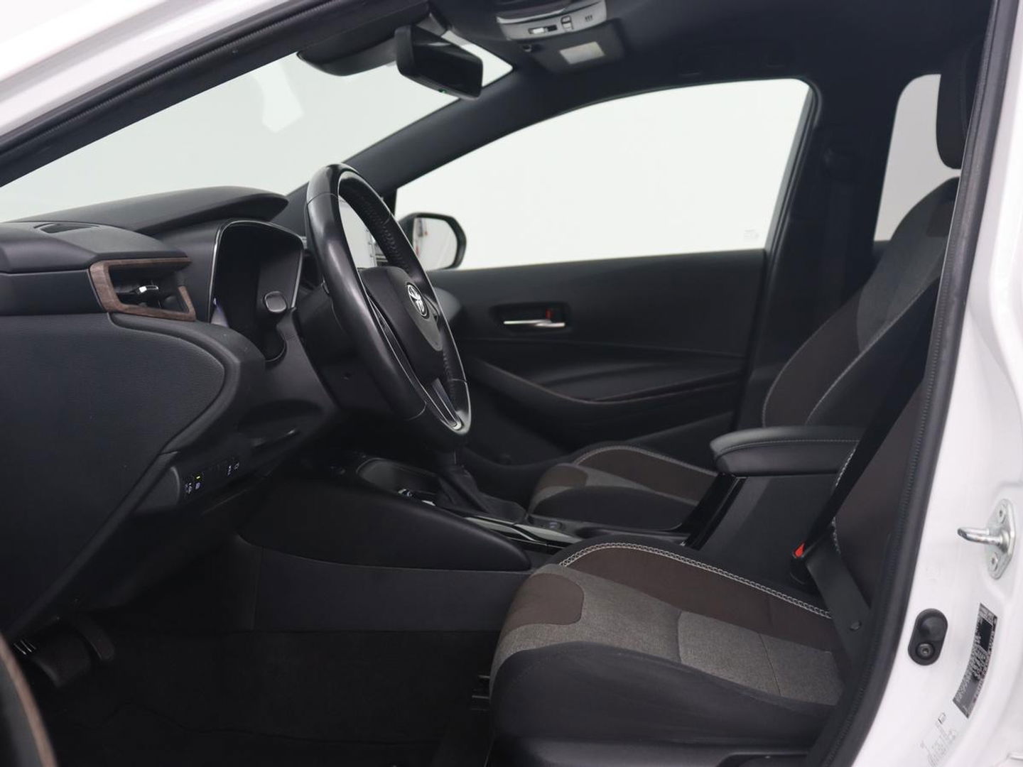 Toyota Corolla 1.8 Hybrid Trek | Stoelverwarming | Adaptive cruise | Carplay | Camera | Keyless | Full LED | Navigatie | Climate control