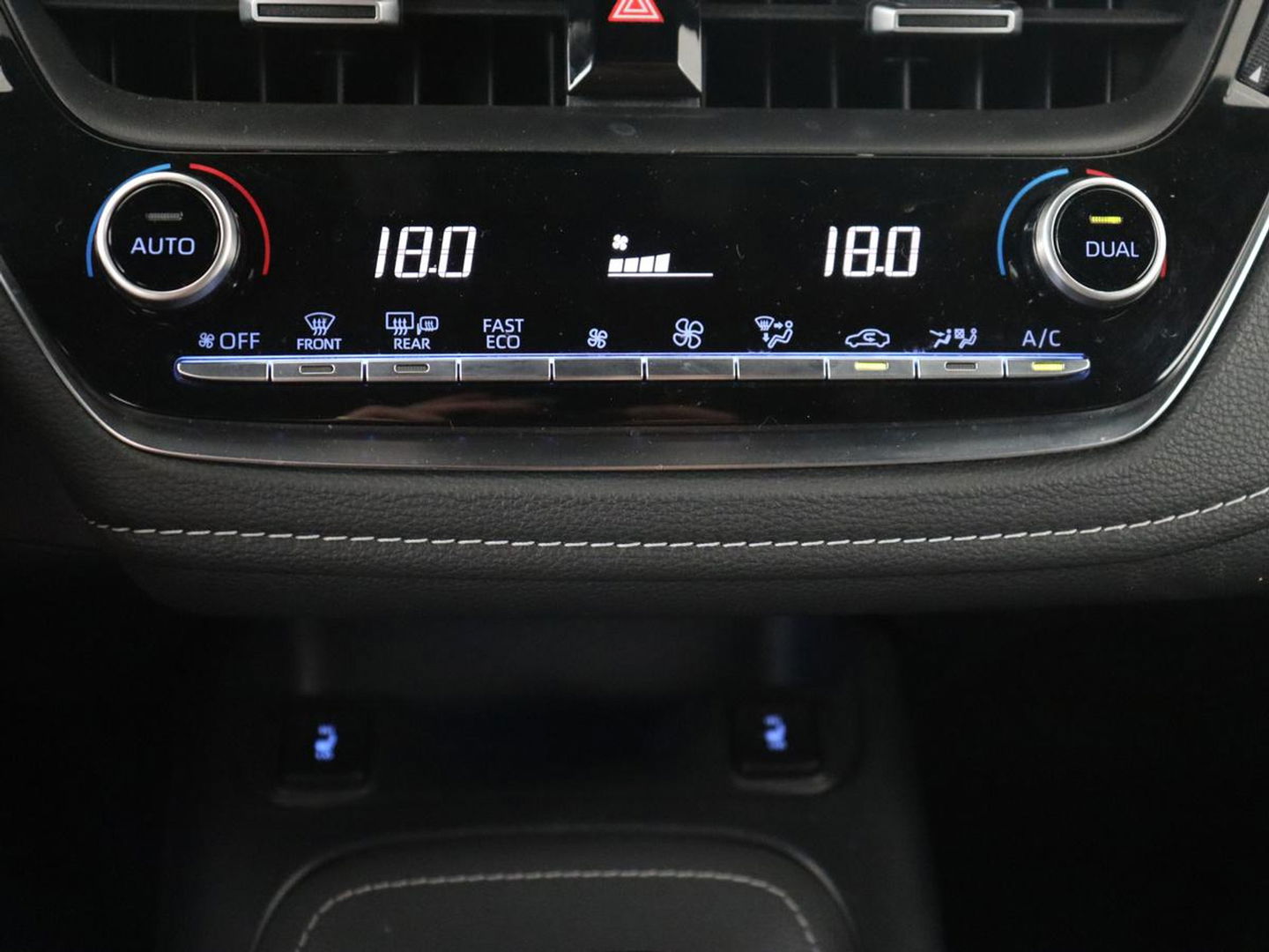 Toyota Corolla 1.8 Hybrid Trek | Stoelverwarming | Adaptive cruise | Carplay | Camera | Keyless | Full LED | Navigatie | Climate control