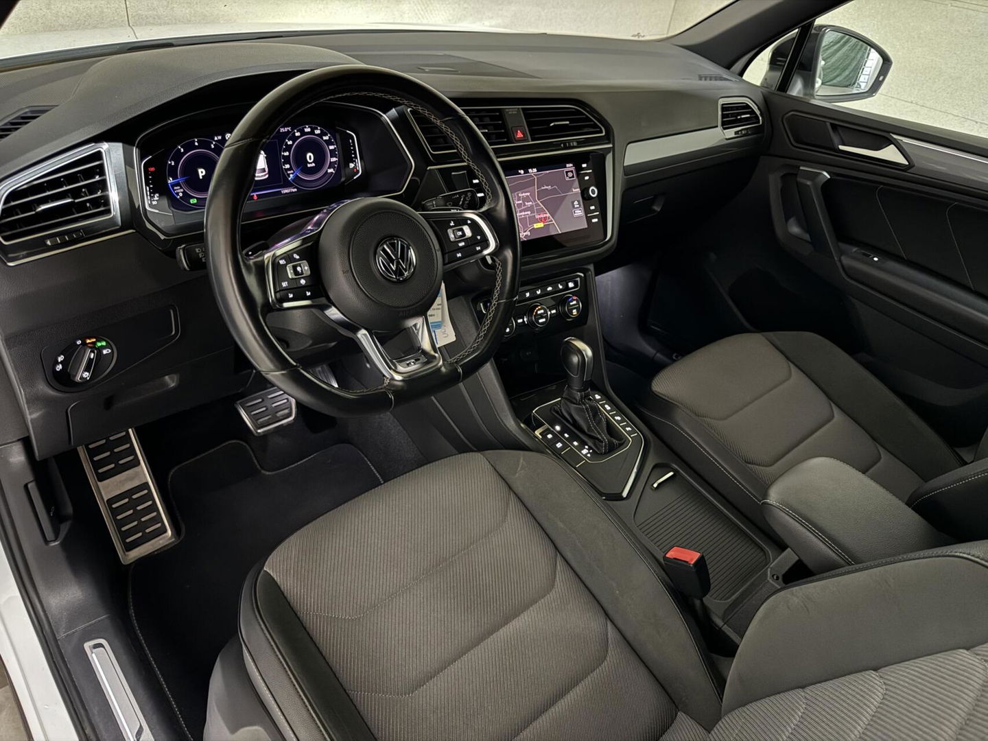 Volkswagen Tiguan 1.5 TSI R-Line Black Edition Pano Virtual Carplay NAP