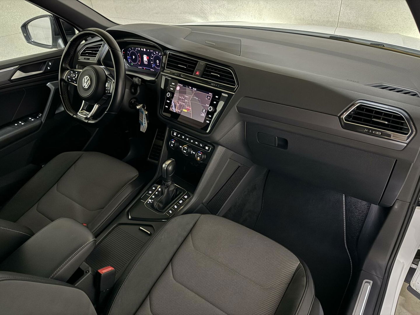 Volkswagen Tiguan 1.5 TSI R-Line Black Edition Pano Virtual Carplay NAP