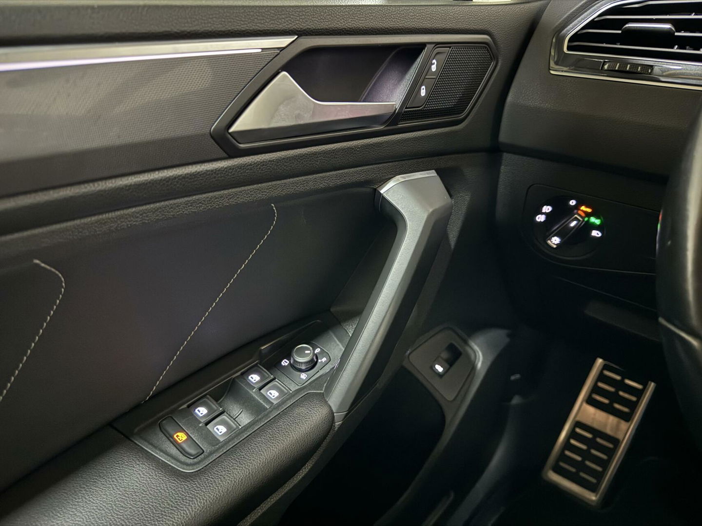 Volkswagen Tiguan 1.5 TSI R-Line Black Edition Pano Virtual Carplay NAP