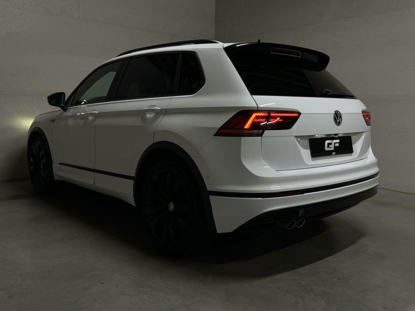 Volkswagen Tiguan 1.5 TSI R-Line Black Edition Pano Virtual Carplay NAP