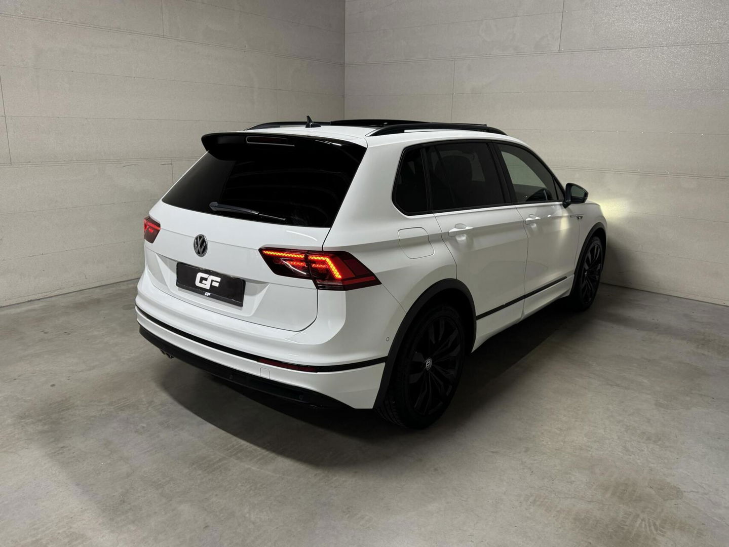 Volkswagen Tiguan 1.5 TSI R-Line Black Edition Pano Virtual Carplay NAP