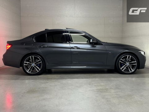BMW 3 Serie 320i M-Sport Pano Leer HUD CarPlay Camera Trekh. NAP