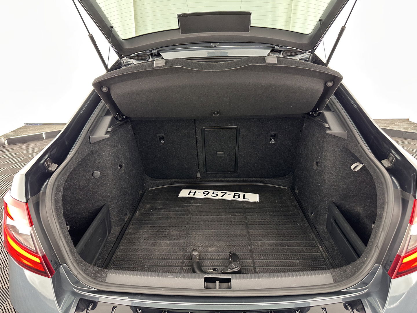 Škoda Octavia 1.5 TSI Greentech Sport Business Aut. *PANO | FULL-LED | DIGI-COCKPIT | NAVI-FULLMAP | SPORT-SEATS | CAMERA | CARPLAY | DAB+ | ECC | PDC | CRUISE | 18''ALU | TOWBAR*