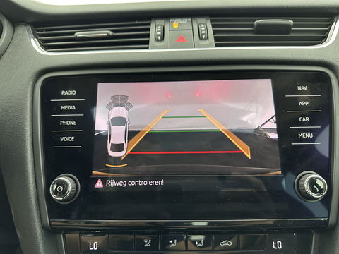 Škoda Octavia 1.5 TSI Greentech Sport Business Aut. *PANO | FULL-LED | DIGI-COCKPIT | NAVI-FULLMAP | SPORT-SEATS | CAMERA | CARPLAY | DAB+ | ECC | PDC | CRUISE | 18''ALU | TOWBAR*