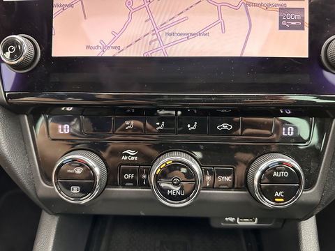 Škoda Octavia 1.5 TSI Greentech Sport Business Aut. *PANO | FULL-LED | DIGI-COCKPIT | NAVI-FULLMAP | SPORT-SEATS | CAMERA | CARPLAY | DAB+ | ECC | PDC | CRUISE | 18''ALU | TOWBAR*