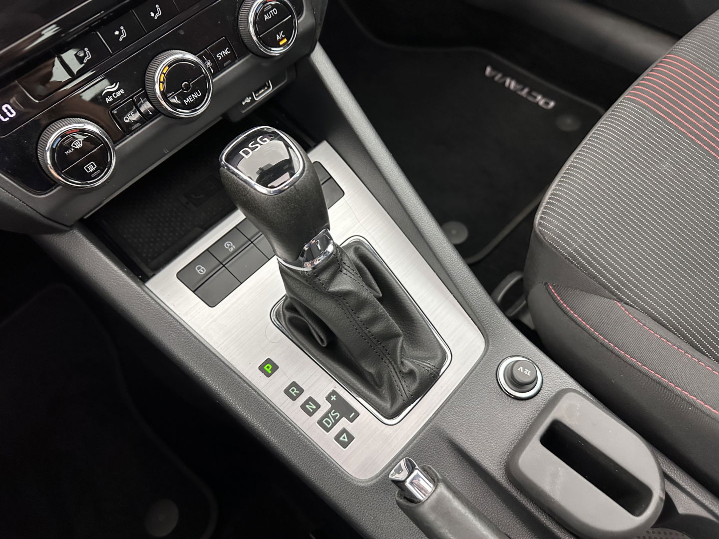 Škoda Octavia 1.5 TSI Greentech Sport Business Aut. *PANO | FULL-LED | DIGI-COCKPIT | NAVI-FULLMAP | SPORT-SEATS | CAMERA | CARPLAY | DAB+ | ECC | PDC | CRUISE | 18''ALU | TOWBAR*