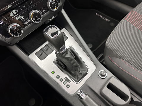 Škoda Octavia 1.5 TSI Greentech Sport Business Aut. *PANO | FULL-LED | DIGI-COCKPIT | NAVI-FULLMAP | SPORT-SEATS | CAMERA | CARPLAY | DAB+ | ECC | PDC | CRUISE | 18''ALU | TOWBAR*
