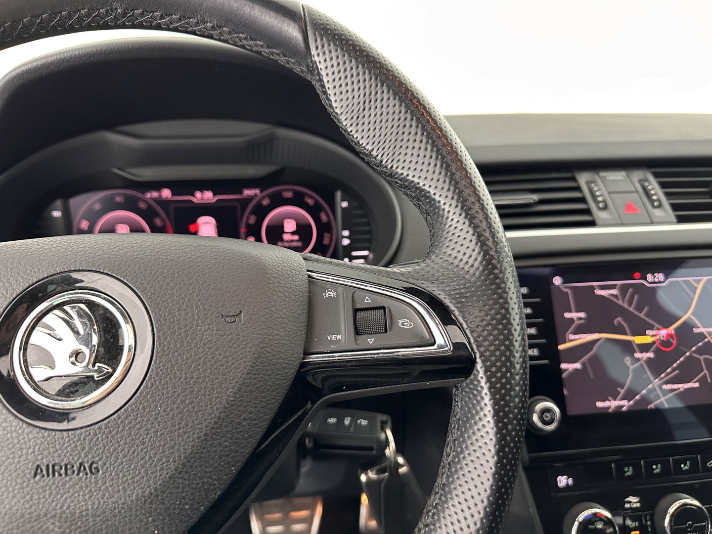 Škoda Octavia 1.5 TSI Greentech Sport Business Aut. *PANO | FULL-LED | DIGI-COCKPIT | NAVI-FULLMAP | SPORT-SEATS | CAMERA | CARPLAY | DAB+ | ECC | PDC | CRUISE | 18''ALU | TOWBAR*
