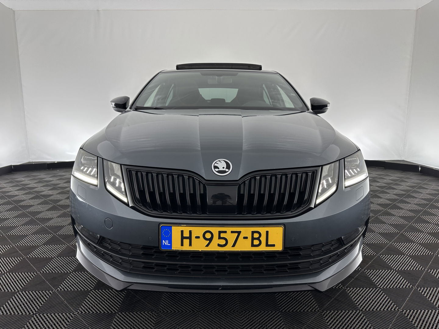 Škoda Octavia 1.5 TSI Greentech Sport Business Aut. *PANO | FULL-LED | DIGI-COCKPIT | NAVI-FULLMAP | SPORT-SEATS | CAMERA | CARPLAY | DAB+ | ECC | PDC | CRUISE | 18''ALU | TOWBAR*