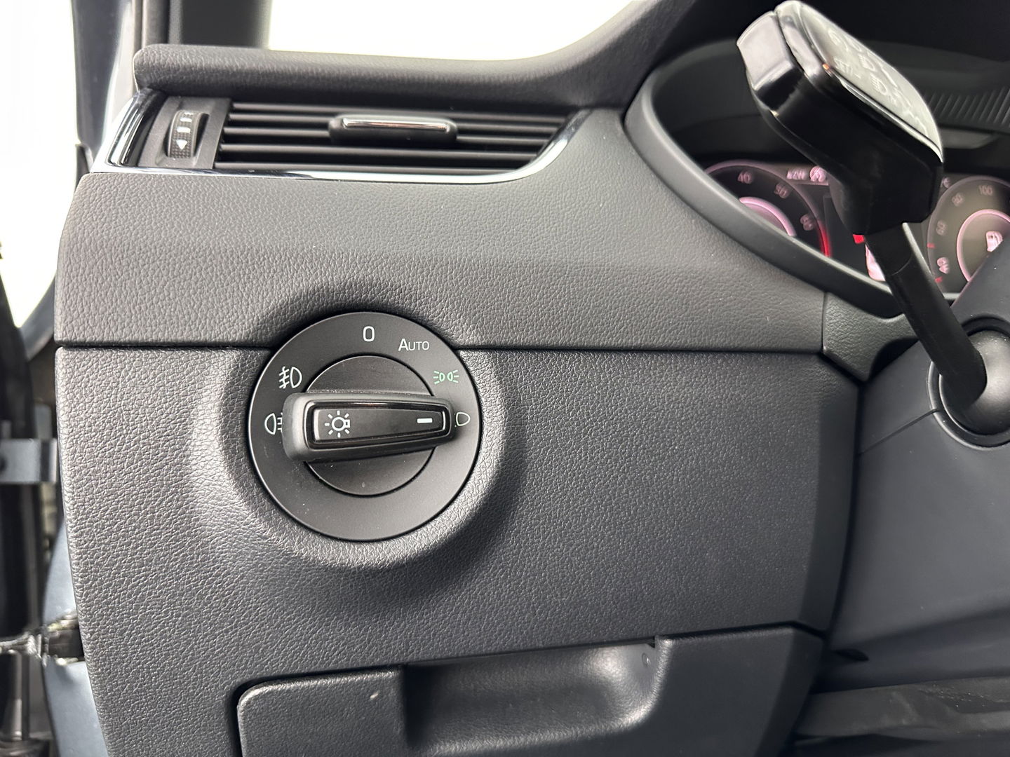 Škoda Octavia 1.5 TSI Greentech Sport Business Aut. *PANO | FULL-LED | DIGI-COCKPIT | NAVI-FULLMAP | SPORT-SEATS | CAMERA | CARPLAY | DAB+ | ECC | PDC | CRUISE | 18''ALU | TOWBAR*