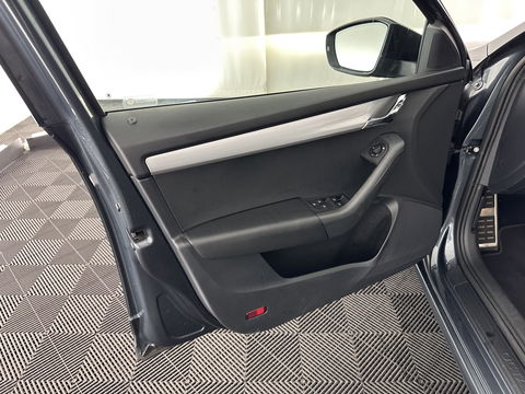 Škoda Octavia 1.5 TSI Greentech Sport Business Aut. *PANO | FULL-LED | DIGI-COCKPIT | NAVI-FULLMAP | SPORT-SEATS | CAMERA | CARPLAY | DAB+ | ECC | PDC | CRUISE | 18''ALU | TOWBAR*
