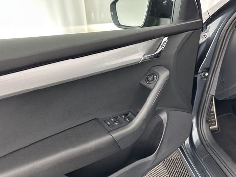 Škoda Octavia 1.5 TSI Greentech Sport Business Aut. *PANO | FULL-LED | DIGI-COCKPIT | NAVI-FULLMAP | SPORT-SEATS | CAMERA | CARPLAY | DAB+ | ECC | PDC | CRUISE | 18''ALU | TOWBAR*