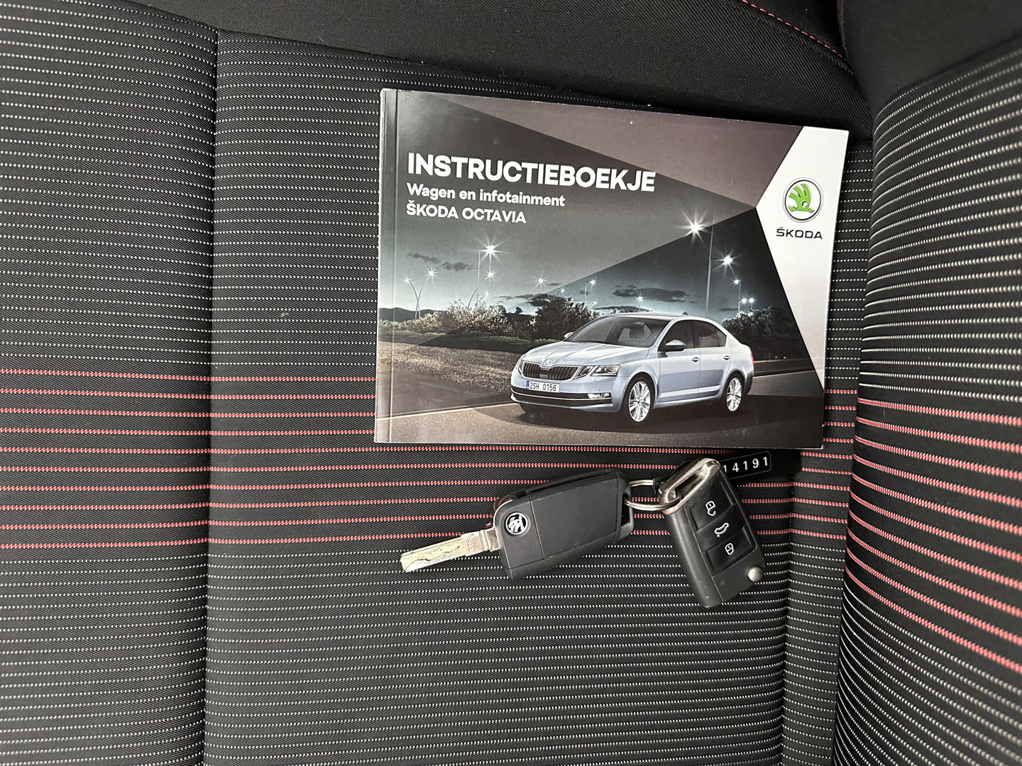 Škoda Octavia 1.5 TSI Greentech Sport Business Aut. *PANO | FULL-LED | DIGI-COCKPIT | NAVI-FULLMAP | SPORT-SEATS | CAMERA | CARPLAY | DAB+ | ECC | PDC | CRUISE | 18''ALU | TOWBAR*