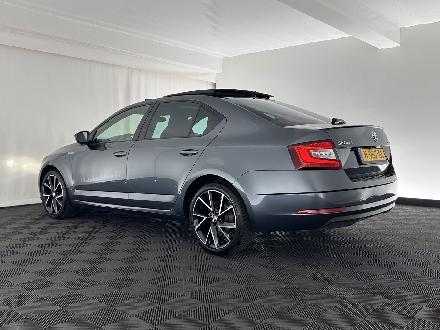 Škoda Octavia 1.5 TSI Greentech Sport Business Aut. *PANO | FULL-LED | DIGI-COCKPIT | NAVI-FULLMAP | SPORT-SEATS | CAMERA | CARPLAY | DAB+ | ECC | PDC | CRUISE | 18''ALU | TOWBAR*