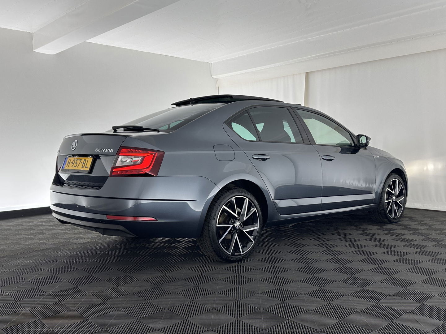 Škoda Octavia 1.5 TSI Greentech Sport Business Aut. *PANO | FULL-LED | DIGI-COCKPIT | NAVI-FULLMAP | SPORT-SEATS | CAMERA | CARPLAY | DAB+ | ECC | PDC | CRUISE | 18''ALU | TOWBAR*