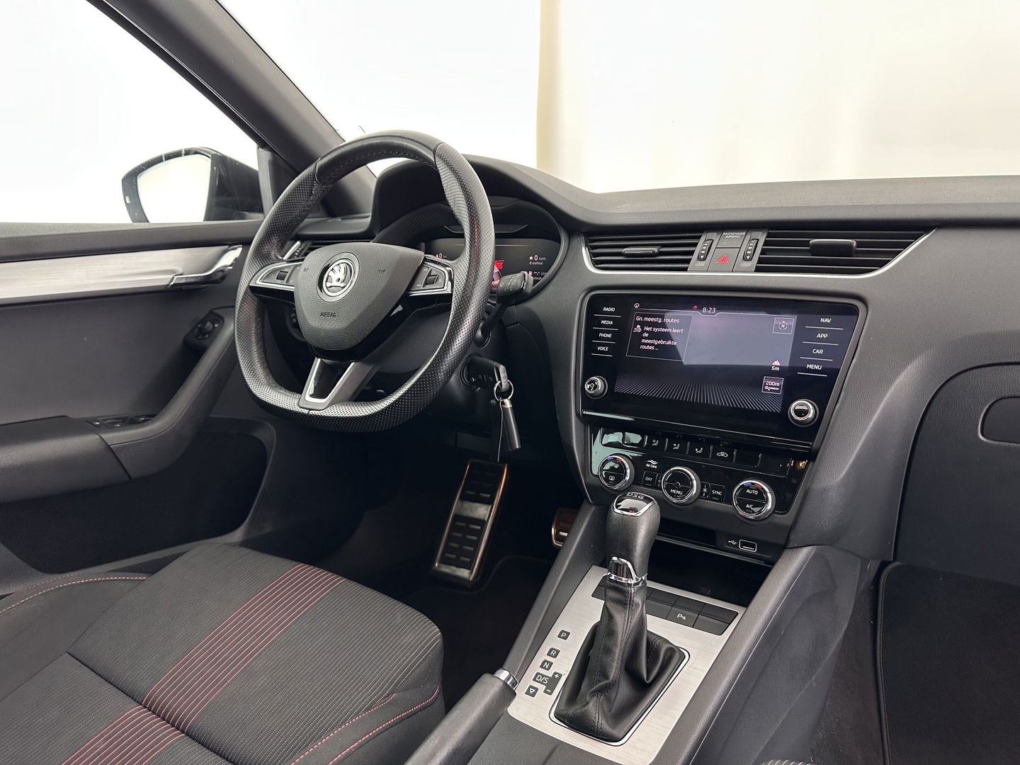 Škoda Octavia 1.5 TSI Greentech Sport Business Aut. *PANO | FULL-LED | DIGI-COCKPIT | NAVI-FULLMAP | SPORT-SEATS | CAMERA | CARPLAY | DAB+ | ECC | PDC | CRUISE | 18''ALU | TOWBAR*
