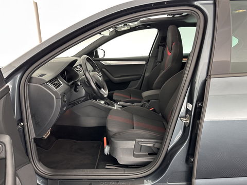 Škoda Octavia 1.5 TSI Greentech Sport Business Aut. *PANO | FULL-LED | DIGI-COCKPIT | NAVI-FULLMAP | SPORT-SEATS | CAMERA | CARPLAY | DAB+ | ECC | PDC | CRUISE | 18''ALU | TOWBAR*
