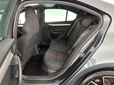 Škoda Octavia 1.5 TSI Greentech Sport Business Aut. *PANO | FULL-LED | DIGI-COCKPIT | NAVI-FULLMAP | SPORT-SEATS | CAMERA | CARPLAY | DAB+ | ECC | PDC | CRUISE | 18''ALU | TOWBAR*