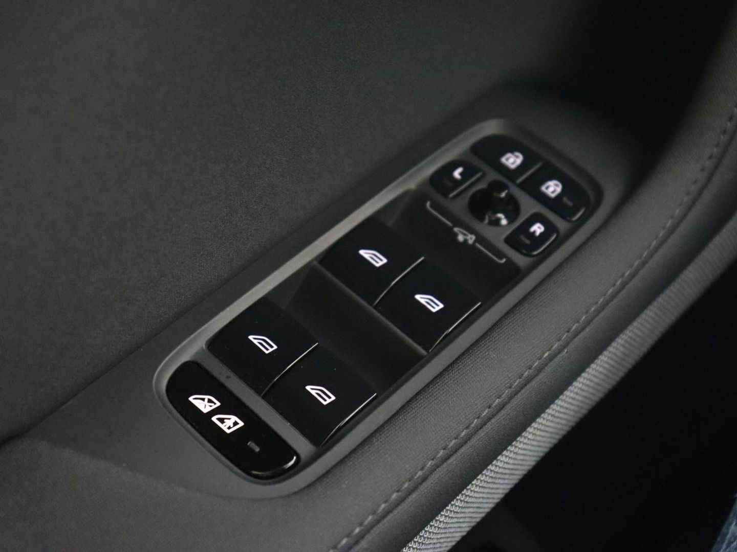 Polestar 2 Long Range Dual Motor Launch Edition 78kWh | Panoramadak | Trekhaak | Stoel & stuurverwarming | 360 camera | Adaptive cruise | Harman/Kardon | Carplay