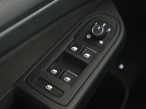 Volkswagen Golf 1.4 eHybrid Style | Massage | Carplay | Sfeerverlichting | Navigatie | Memory | Adaptive cruise | Parkeerhulp | ergoActive | LED Plus | Climate control | PHEV | Plug In