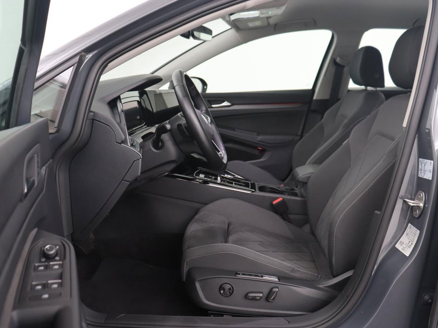Volkswagen Golf 1.4 eHybrid Style | Massage | Carplay | Sfeerverlichting | Navigatie | Memory | Adaptive cruise | Parkeerhulp | ergoActive | LED Plus | Climate control | PHEV | Plug In