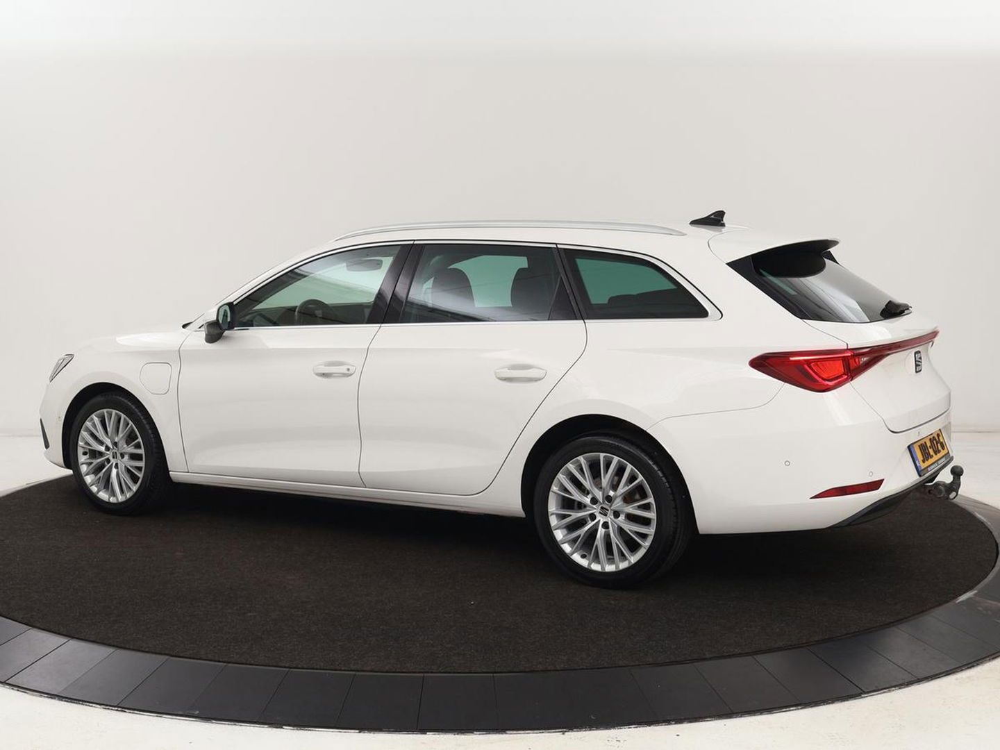 SEAT Leon 1.4 TSI eHybrid PHEV Xcellence | Trekhaak | Stoel & stuurverwarming | Carplay | Navigatie | Adaptive cruise | Full LED | Park Assist | Climate control | Keyless | Plug In