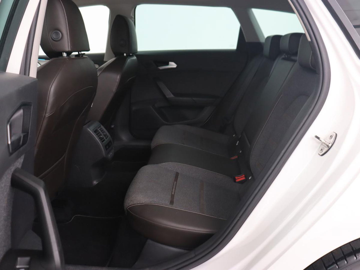 SEAT Leon 1.4 TSI eHybrid PHEV Xcellence | Trekhaak | Stoel & stuurverwarming | Carplay | Navigatie | Adaptive cruise | Full LED | Park Assist | Climate control | Keyless | Plug In