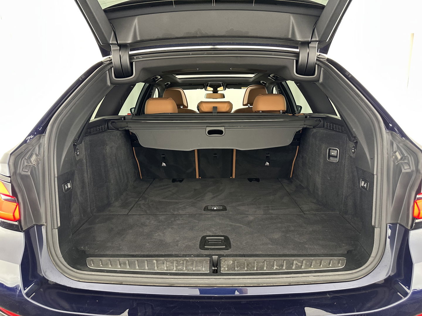 BMW 5 Serie Touring 540d xDrive High Executive Aut. *PANO | LASER-LIGHT | HEAD-UP | LUXURY-LEATHER | BLIND-SPOT | MEMORY-PACK | HARMAN/KARDON | TOP-VIEW | DIGI-COCKPIT | HEATED-COMFORTSEATS | KEYLESS | NAVI-FULLMAP | 18''ALU |