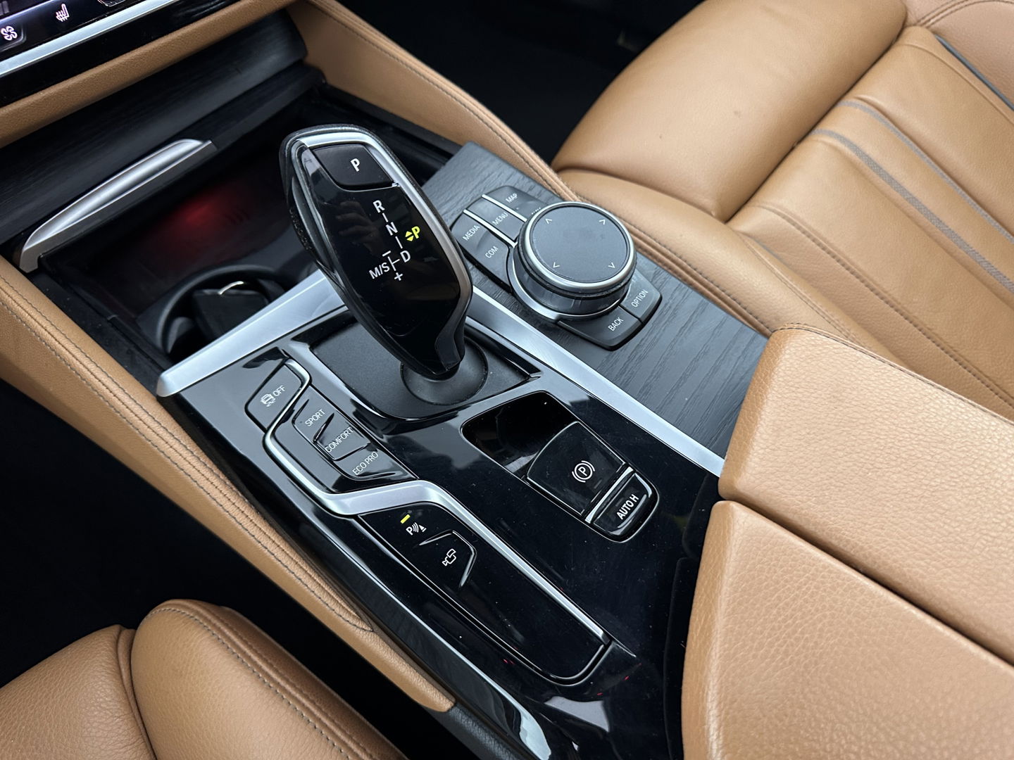 BMW 5 Serie Touring 540d xDrive High Executive Aut. *PANO | LASER-LIGHT | HEAD-UP | LUXURY-LEATHER | BLIND-SPOT | MEMORY-PACK | HARMAN/KARDON | TOP-VIEW | DIGI-COCKPIT | HEATED-COMFORTSEATS | KEYLESS | NAVI-FULLMAP | 18''ALU |