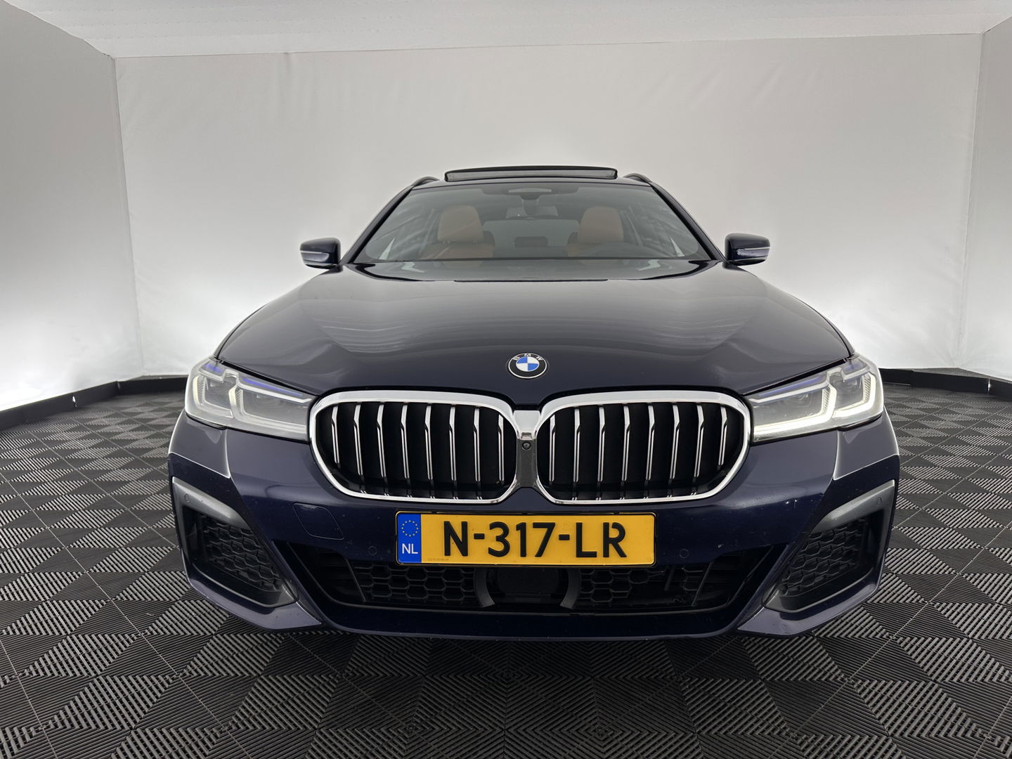 BMW 5 Serie Touring 540d xDrive High Executive Aut. *PANO | LASER-LIGHT | HEAD-UP | LUXURY-LEATHER | BLIND-SPOT | MEMORY-PACK | HARMAN/KARDON | TOP-VIEW | DIGI-COCKPIT | HEATED-COMFORTSEATS | KEYLESS | NAVI-FULLMAP | 18''ALU |