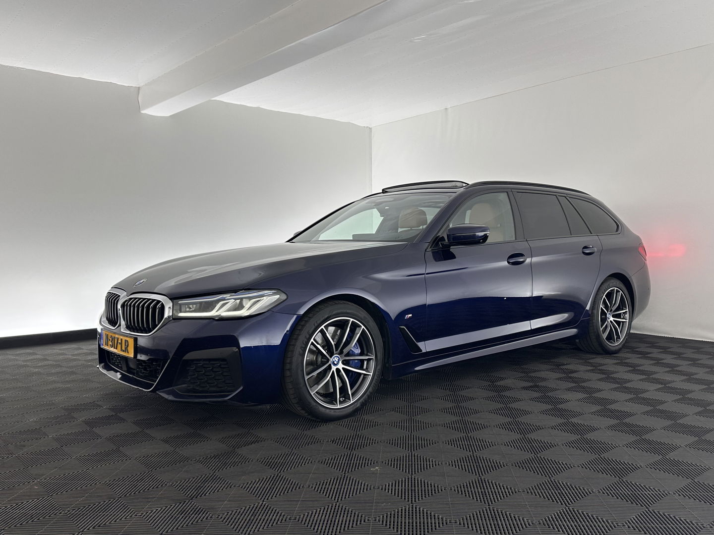 BMW 5 Serie Touring 540d xDrive High Executive Aut. *PANO | LASER-LIGHT | HEAD-UP | LUXURY-LEATHER | BLIND-SPOT | MEMORY-PACK | HARMAN/KARDON | TOP-VIEW | DIGI-COCKPIT | HEATED-COMFORTSEATS | KEYLESS | NAVI-FULLMAP | 18''ALU |