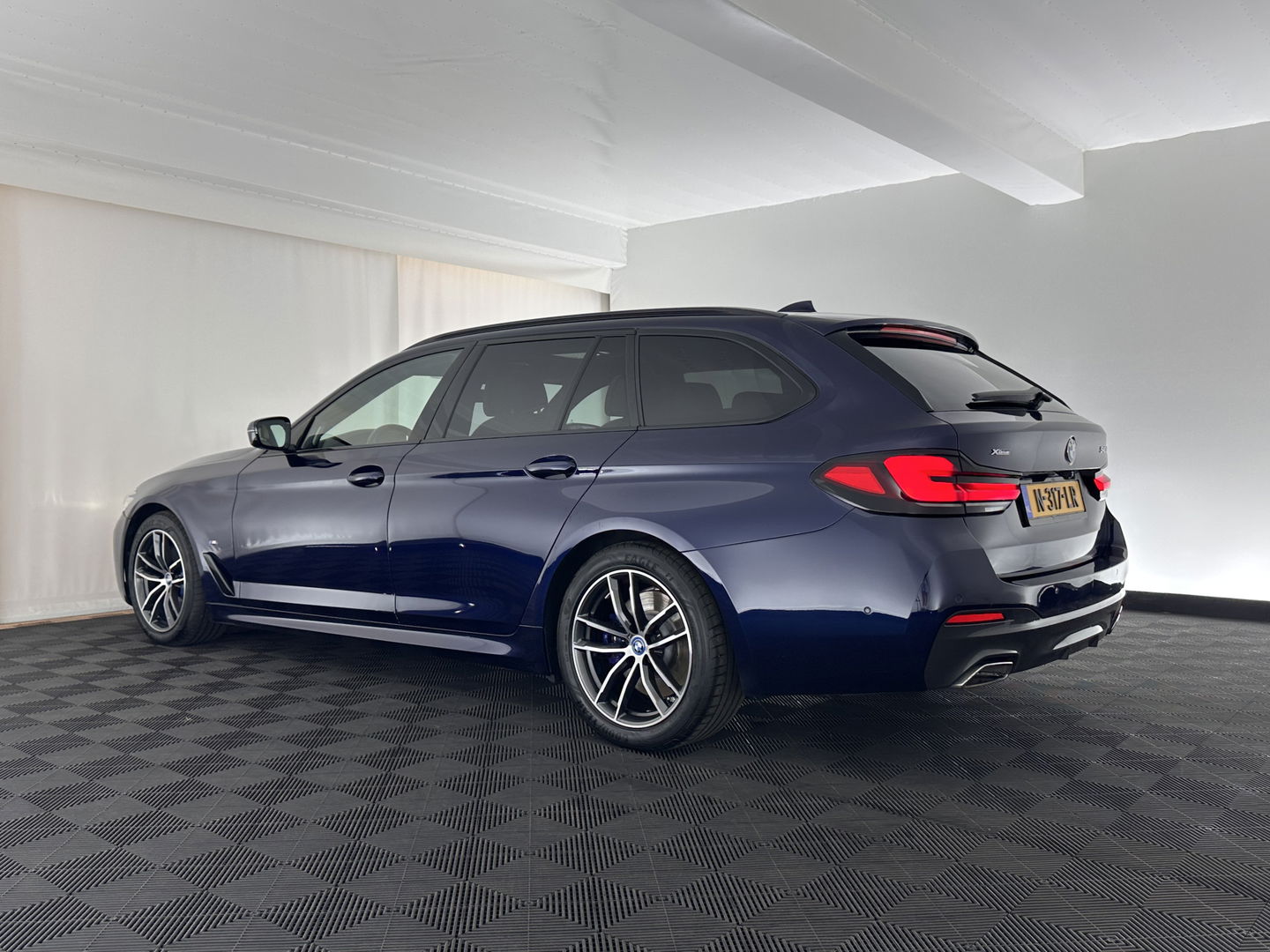 BMW 5 Serie Touring 540d xDrive High Executive Aut. *PANO | LASER-LIGHT | HEAD-UP | LUXURY-LEATHER | BLIND-SPOT | MEMORY-PACK | HARMAN/KARDON | TOP-VIEW | DIGI-COCKPIT | HEATED-COMFORTSEATS | KEYLESS | NAVI-FULLMAP | 18''ALU |