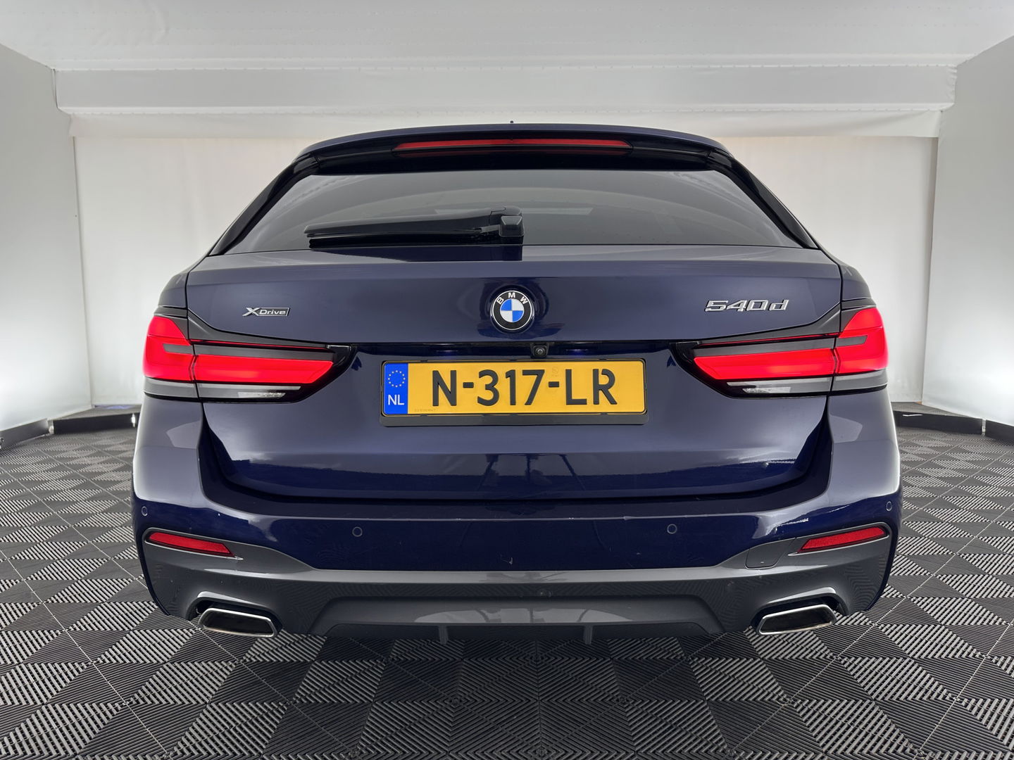 BMW 5 Serie Touring 540d xDrive High Executive Aut. *PANO | LASER-LIGHT | HEAD-UP | LUXURY-LEATHER | BLIND-SPOT | MEMORY-PACK | HARMAN/KARDON | TOP-VIEW | DIGI-COCKPIT | HEATED-COMFORTSEATS | KEYLESS | NAVI-FULLMAP | 18''ALU |