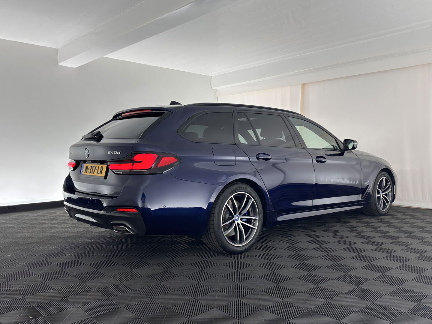 BMW 5 Serie Touring 540d xDrive High Executive Aut. *PANO | LASER-LIGHT | HEAD-UP | LUXURY-LEATHER | BLIND-SPOT | MEMORY-PACK | HARMAN/KARDON | TOP-VIEW | DIGI-COCKPIT | HEATED-COMFORTSEATS | KEYLESS | NAVI-FULLMAP | 18''ALU |