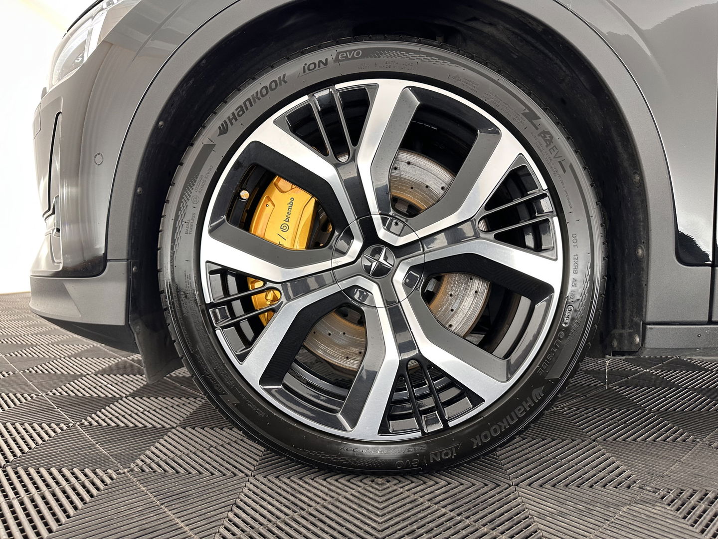 Polestar 2 Long Range Dual Motor Launch Edition 78kWh [ 3-Fase ] (INCL-BTW) *PANO | NAVI-FULLMAP | FULL-LED | BLIND-SPOT | KEYLESS | LANE-ASSIST | DIGI-COCKPIT | CARPLAY | DAB+ | HEATED-COMFORTSEATS | ECC | MEMORY-PACK | PDC | 20''ALU*