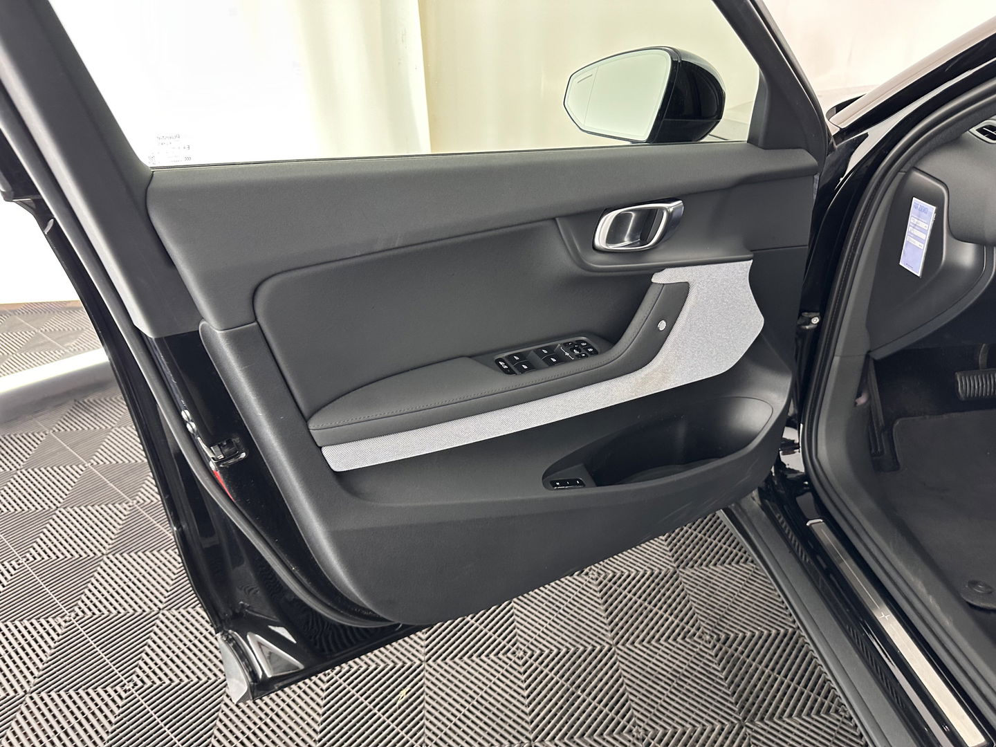 Polestar 2 Long Range Dual Motor Launch Edition 78kWh [ 3-Fase ] (INCL-BTW) *PANO | NAVI-FULLMAP | FULL-LED | BLIND-SPOT | KEYLESS | LANE-ASSIST | DIGI-COCKPIT | CARPLAY | DAB+ | HEATED-COMFORTSEATS | ECC | MEMORY-PACK | PDC | 20''ALU*